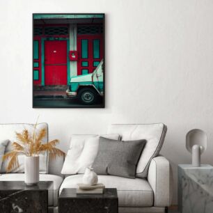 Πίνακας, ένα πράσινο και άσπρο φορτηγό παρκαρισμένο μπροστά από μια κόκκινη πόρτα