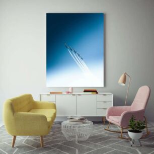 Πίνακας, μια ομάδα αεριωθούμενων που πετούν μέσα από έναν γαλάζιο ουρανό