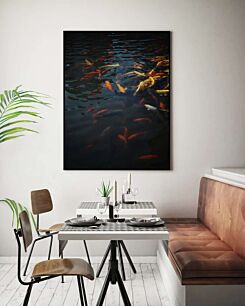 Πίνακας, μια ομάδα ψαριών koi που κολυμπούν σε μια λίμνη