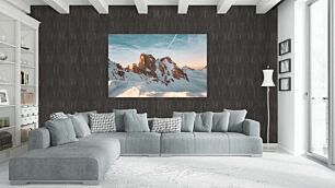 Πίνακας, μια ομάδα βουνών καλυμμένα με χιόνι κάτω από έναν γαλάζιο ουρανό