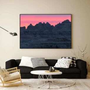 Πίνακας, μια ομάδα βουνών με ροζ ουρανό στο βάθος