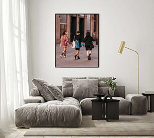 Πίνακας, μια ομάδα ανθρώπων που περπατούν σε έναν δρόμο