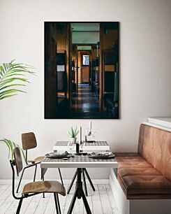 Πίνακας, ένας διάδρομος που οδηγεί σε μια πόρτα και ένα παράθυρο