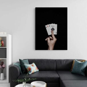 Πίνακας, ένα χέρι που κρατά τέσσερα τραπουλόχαρτα μπροστά από ένα μαύρο φόντο