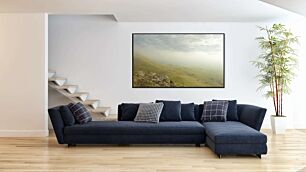 Πίνακας, ένας λόφος καλυμμένος με γρασίδι και βράχους κάτω από έναν συννεφιασμένο ουρανό