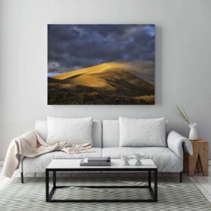 Πίνακας, ένας λόφος καλυμμένος με άμμο κάτω από έναν συννεφιασμένο ουρανό