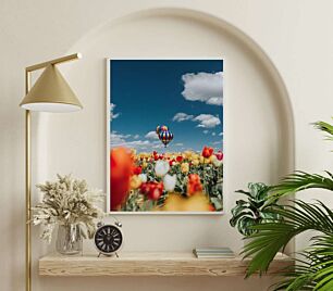 Πίνακας, ένα μπαλόνι θερμού αέρα που πετά πάνω από ένα χωράφι με λουλούδια