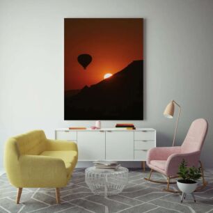 Πίνακας, ένα αερόστατο που πετά πάνω από ένα βουνό στο ηλιοβασίλεμα