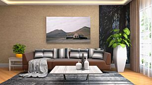 Πίνακας, ένα σπίτι στη μέση μιας ερήμου με βουνά στο βάθος