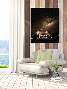 Πίνακας, ένα σπίτι κάτω από έναν νυχτερινό ουρανό γεμάτο αστέρια