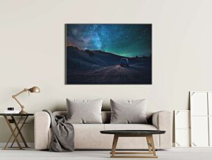 Πίνακας, ένα τζιπ που οδηγεί σε έναν χιονισμένο δρόμο κάτω από έναν νυχτερινό ουρανό γεμάτο αστέρια