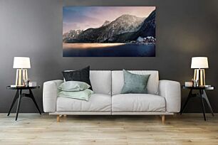 Πίνακας, μια λίμνη περιτριγυρισμένη από βουνά καλυμμένα με χιόνι