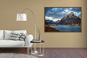 Πίνακας, μια λίμνη που περιβάλλεται από βουνά κάτω από έναν συννεφιασμένο ουρανό