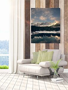 Πίνακας, μια λίμνη που περιβάλλεται από χιονισμένα βουνά κάτω από έναν συννεφιασμένο ουρανό