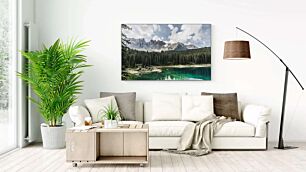 Πίνακας, μια λίμνη που περιβάλλεται από δέντρα και βουνά κάτω από έναν συννεφιασμένο ουρανό