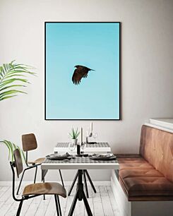 Πίνακας, ένα μεγάλο πουλί που πετά μέσα από έναν γαλάζιο ουρανό