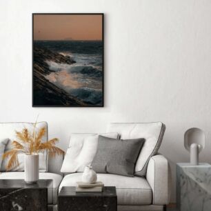 Πίνακας, ένας μεγάλος όγκος νερού που κάθεται δίπλα σε μια βραχώδη ακτή