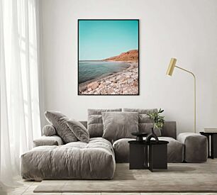 Πίνακας, ένα μεγάλο σώμα νερού που κάθεται πάνω από μια βραχώδη παραλία