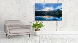 Πίνακας, ένα μεγάλο σώμα νερού με ένα βουνό στο βάθος