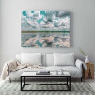 Πίνακας, ένα μεγάλο σώμα νερού με σύννεφα στον ουρανό
