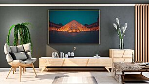 Πίνακας, μια μεγάλη γυάλινη πυραμίδα φωτισμένη τη νύχτα