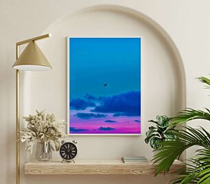 Πίνακας, ένα μεγάλο αεροπλάνο που πετά μέσα από έναν μωβ και γαλάζιο ουρανό