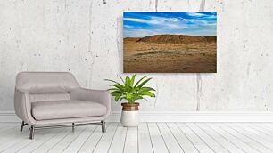 Πίνακας, ένας μεγάλος λόφος βρωμιάς που κάθεται στη μέση μιας ερήμου