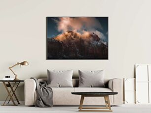 Πίνακας, ένα μεγάλο βουνό καλυμμένο με χιόνι και σύννεφα