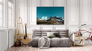 Πίνακας, ένα μεγάλο βουνό καλυμμένο με χιόνι δίπλα σε ένα δάσος