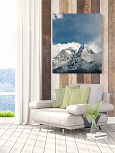 Πίνακας, ένα μεγάλο βουνό καλυμμένο με χιόνι κάτω από έναν συννεφιασμένο ουρανό