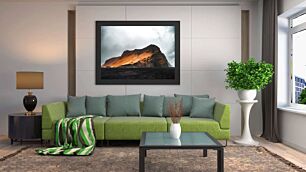Πίνακας, ένα μεγάλο βουνό με έναν πολύ ψηλό βράχο στην κορυφή του