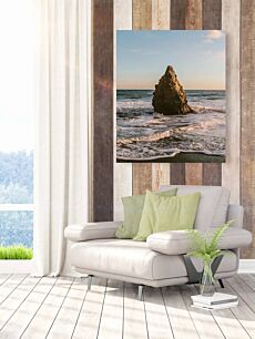 Πίνακας, ένας μεγάλος βράχος που κάθεται στην κορυφή μιας παραλίας δίπλα στον ωκεανό