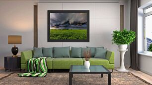Πίνακας, ένα μεγάλο σύννεφο καταιγίδας δεσπόζει πάνω από ένα πράσινο πεδίο