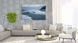 Πίνακας, ένα μεγάλο κύμα στον ωκεανό με ένα βουνό στο βάθος