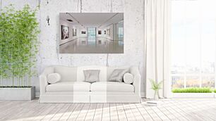 Πίνακας, ένα μεγάλο λευκό δωμάτιο με πίνακες στους τοίχους