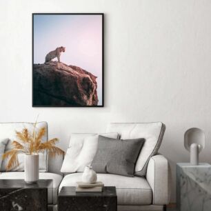 Πίνακας, μια λεοπάρδαλη που στέκεται στην κορυφή ενός μεγάλου βράχου