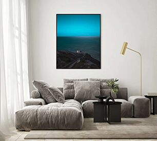 Πίνακας, ένας φάρος που κάθεται στην κορυφή ενός λόφου δίπλα στον ωκεανό
