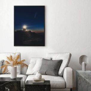 Πίνακας, ένας φάρος που κάθεται στην κορυφή ενός λόφου κάτω από έναν νυχτερινό ουρανό