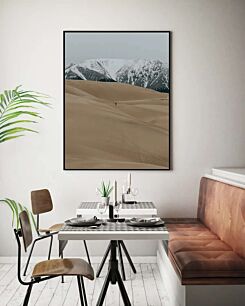 Πίνακας, ένα μοναχικό άτομο που περπατά σε μια έρημο με βουνά στο βάθος