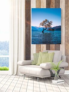 Πίνακας, ένα μοναχικό δέντρο στη μέση μιας λίμνης