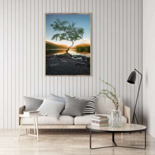 Πίνακας, ένα μοναχικό δέντρο που κάθεται στην όχθη μιας λίμνης