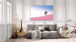 Πίνακας, ένα μοναχικό δέντρο που κάθεται στην κορυφή ενός ροζ λόφου