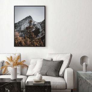 Πίνακας, ένα μοναχικό δέντρο στέκεται μπροστά από ένα χιονισμένο βουνό