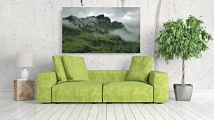Πίνακας, μια καταπράσινη πλαγιά καλυμμένη με ομίχλη και σύννεφα