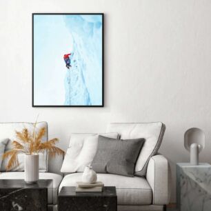 Πίνακας, ένας άνδρας που σκαρφαλώνει στην πλαγιά ενός χιονισμένου βουνού