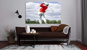 Πίνακας, ένας άνδρας με κόκκινο πουκάμισο που κουνάει μπαστούνι του γκολφ
