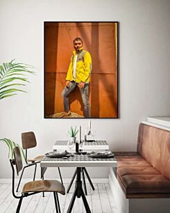 Πίνακας, ένας άντρας με κίτρινο μπουφάν ακουμπισμένος σε έναν τοίχο