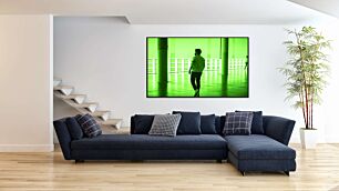 Πίνακας, ένας άνδρας περπατά σε ένα άδειο δωμάτιο