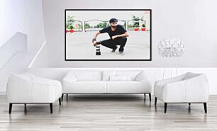 Πίνακας, ένας άντρας γονατιστός με ένα skateboard στο χέρι
