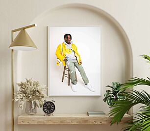 Πίνακας, ένας άντρας κάθεται σε σκαμνί φορώντας κίτρινο σακάκι